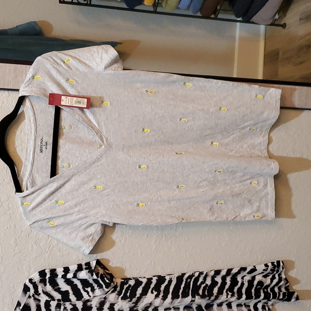 Women's tops some are dressy some are comfy - Picture 14 of 16